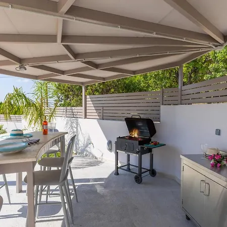 Effi Lourdata Villa *