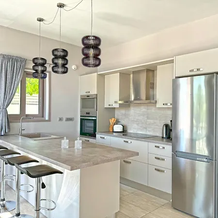 Effi Lourdata Вилла